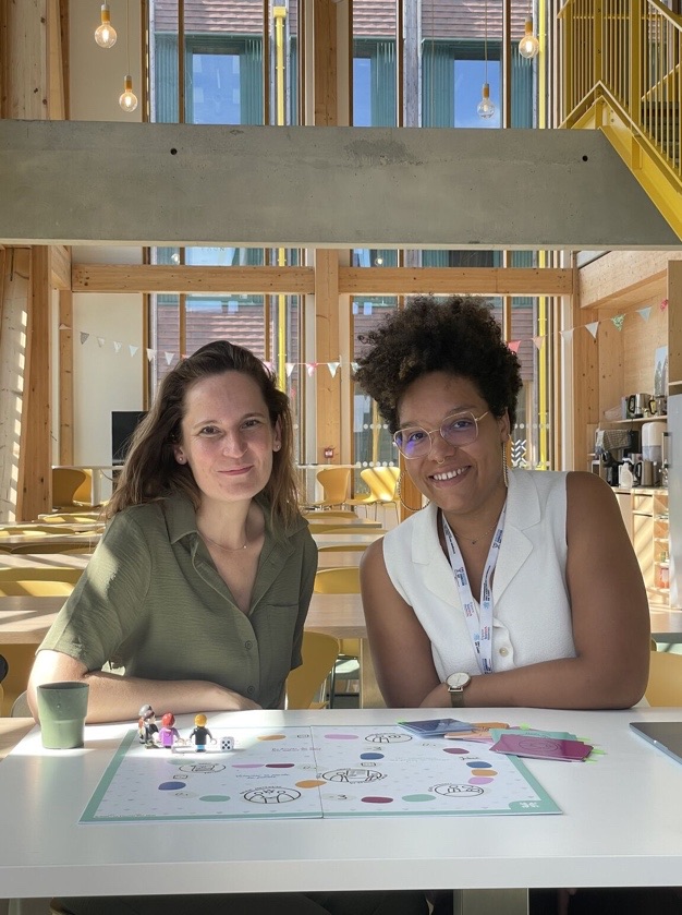 Marie-Catherine Truong et Aude Nyadanu, attablées devant le plateau du jeu Mission Certif XP